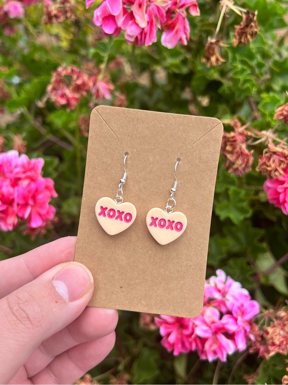 LIGHT PEACH XOXO CONVERSATION HEART DANGLE EARRINGS